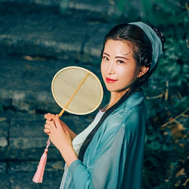 青青帶團(tuán)扇女生頭像，唯美古風(fēng)真人頭像