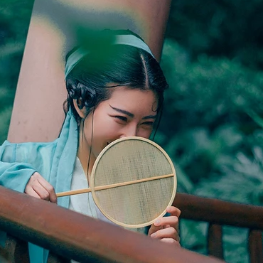 青青帶團(tuán)扇女生頭像，唯美古風(fēng)真人頭像