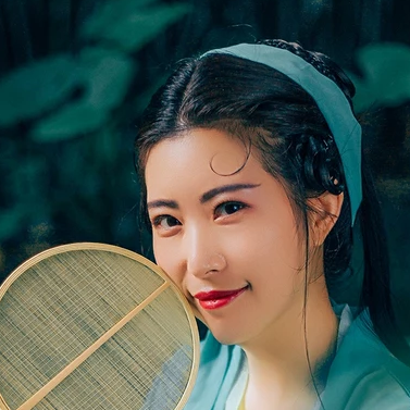 青青帶團(tuán)扇女生頭像，唯美古風(fēng)真人頭像