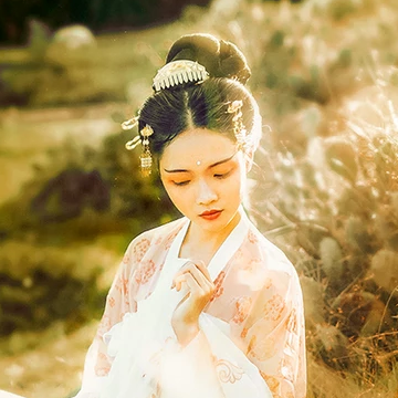 淡雅文藝帶團扇女生頭像，唯美古風真人頭像