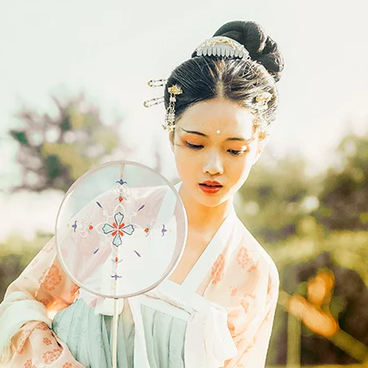 淡雅文藝帶團扇女生頭像，唯美古風真人頭像