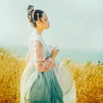 淡雅文藝帶團扇女生頭像，唯美古風真人頭像