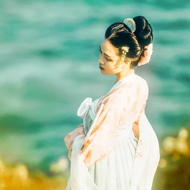 淡雅文藝帶團扇女生頭像，唯美古風真人頭像