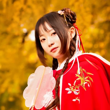 銀杏紅衣閨蜜頭像，唯美古風真人頭像