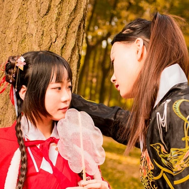 銀杏紅衣閨蜜頭像，唯美古風真人頭像