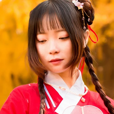 銀杏紅衣閨蜜頭像，唯美古風真人頭像