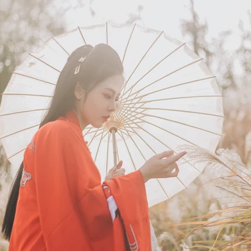 紅衣蒹葭帶傘頭像，唯美古風(fēng)真人頭像