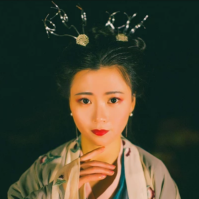 夜晚彈琵琶女生頭像，唯美古風(fēng)真人頭像