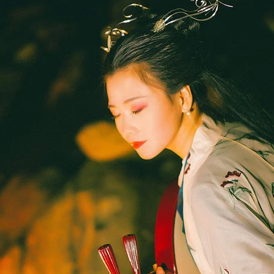 夜晚彈琵琶女生頭像，唯美古風(fēng)真人頭像