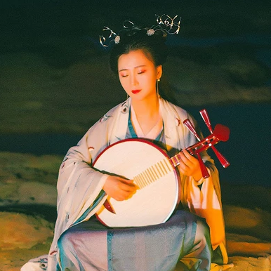 夜晚彈琵琶女生頭像，唯美古風(fēng)真人頭像