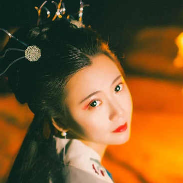 夜晚彈琵琶女生頭像，唯美古風(fēng)真人頭像