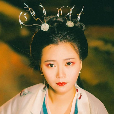 夜晚彈琵琶女生頭像，唯美古風(fēng)真人頭像