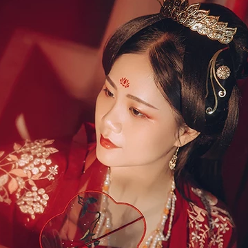 紅衣帶團(tuán)扇女生頭像，唯美古風(fēng)真人頭像