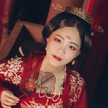 紅衣帶團(tuán)扇女生頭像，唯美古風(fēng)真人頭像