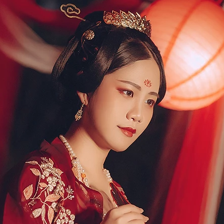紅衣帶團(tuán)扇女生頭像，唯美古風(fēng)真人頭像