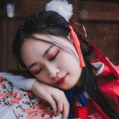 紅衣落雪可愛(ài)女生頭像，唯美古風(fēng)真人頭像
