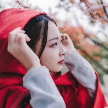 紅衣落雪可愛(ài)女生頭像，唯美古風(fēng)真人頭像