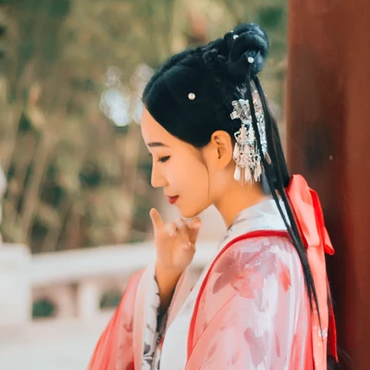 紅紗帶折扇女文藝生頭像，唯美古風(fēng)真人頭像