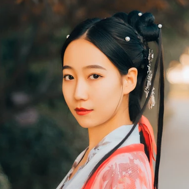 紅紗帶折扇女文藝生頭像，唯美古風(fēng)真人頭像