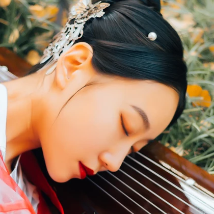 紅紗帶折扇女文藝生頭像，唯美古風(fēng)真人頭像