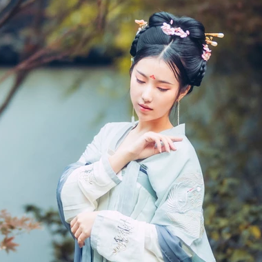 淡青色帶傘女生頭像，唯美古風真人頭像