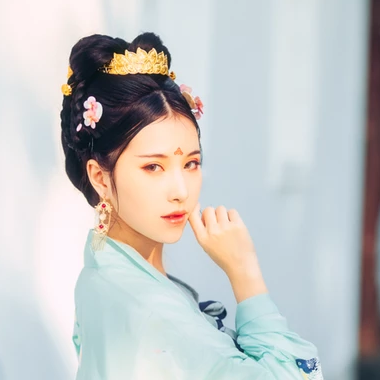 淡青色帶傘女生頭像，唯美古風真人頭像