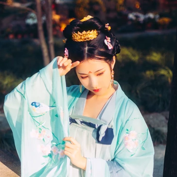 淡青色帶傘女生頭像，唯美古風真人頭像