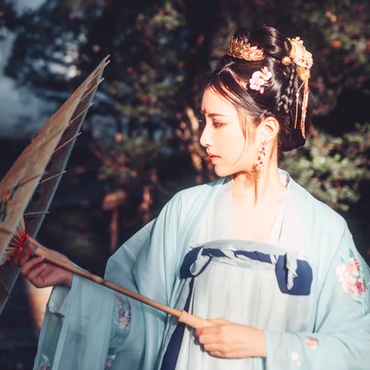 淡青色帶傘女生頭像，唯美古風真人頭像