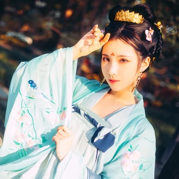 淡青色帶傘女生頭像，唯美古風真人頭像