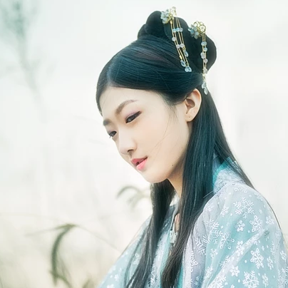 淡藍色文藝女生頭像，唯美古風真人頭像