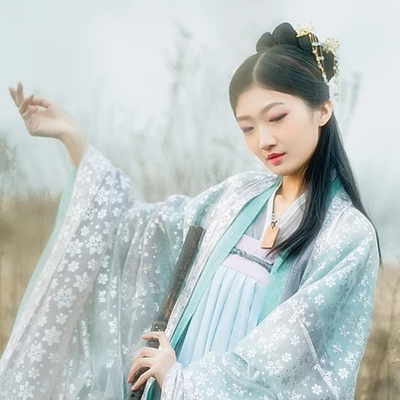 淡藍色文藝女生頭像，唯美古風真人頭像