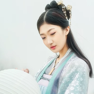 淡藍色文藝女生頭像，唯美古風真人頭像