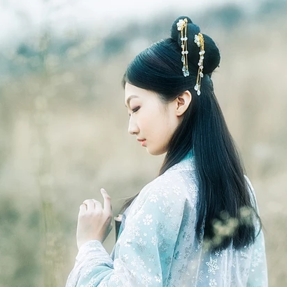 淡藍色文藝女生頭像，唯美古風真人頭像