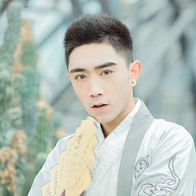 文藝男生帶折扇頭像，唯美古風(fēng)真人頭像