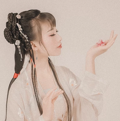 粉色落花拿書女生頭像，唯美古風(fēng)真人頭像