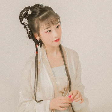 粉色落花拿書女生頭像，唯美古風(fēng)真人頭像