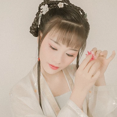 粉色落花拿書女生頭像，唯美古風(fēng)真人頭像