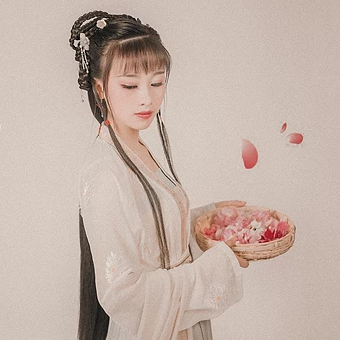 粉色落花拿書女生頭像，唯美古風(fēng)真人頭像