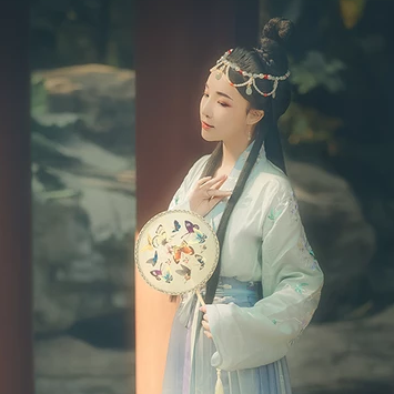 淡雅少女帶團(tuán)扇頭像，唯美古風(fēng)真人頭像