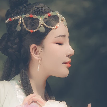 淡雅少女帶團(tuán)扇頭像，唯美古風(fēng)真人頭像