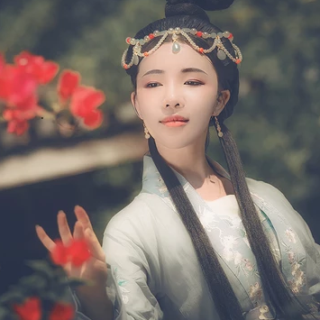 淡雅少女帶團(tuán)扇頭像，唯美古風(fēng)真人頭像