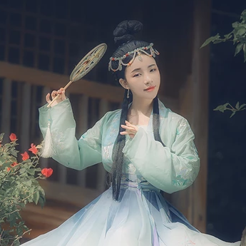 淡雅少女帶團(tuán)扇頭像，唯美古風(fēng)真人頭像