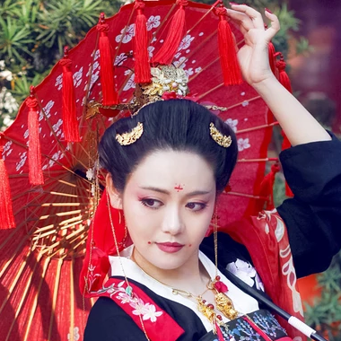 嬌艷紅色帶傘女生頭像，唯美古風(fēng)真人頭像