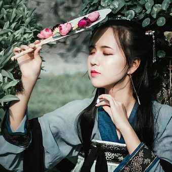 古典淡雅帶團扇頭像，唯美古風真人頭像