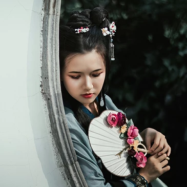 古典淡雅帶團扇頭像，唯美古風真人頭像