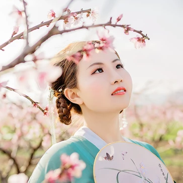 桃花樹下帶團扇女生頭像，唯美古風真人頭像