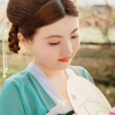 桃花樹下帶團扇女生頭像，唯美古風真人頭像