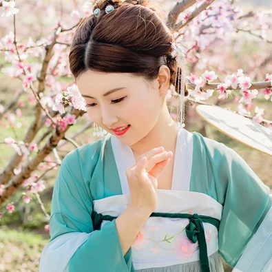 桃花樹下帶團扇女生頭像，唯美古風真人頭像