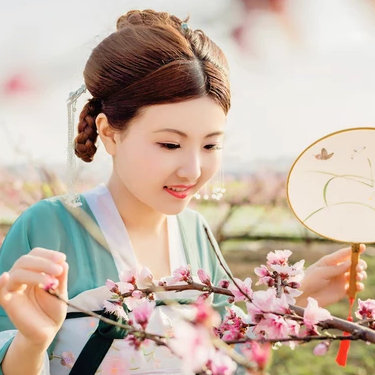 桃花樹下帶團扇女生頭像，唯美古風真人頭像