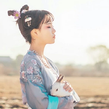 田園里提花籃女生頭像，唯美古風(fēng)真人頭像